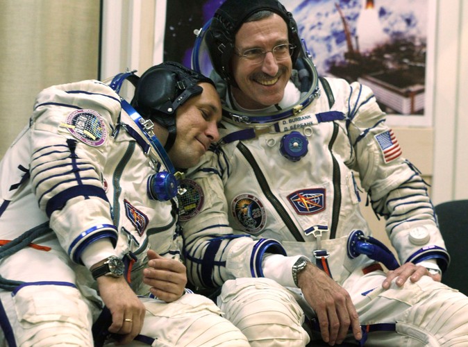 Astronauci Dan Burbank z USA i Anton Szkaplerow z Rosji żartują przed startem w kosmos