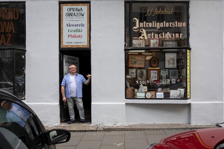 Krzysztof Jakubiak, właściciel Introligatorstwa Artystycznego przy ul. Poznańskiej 14