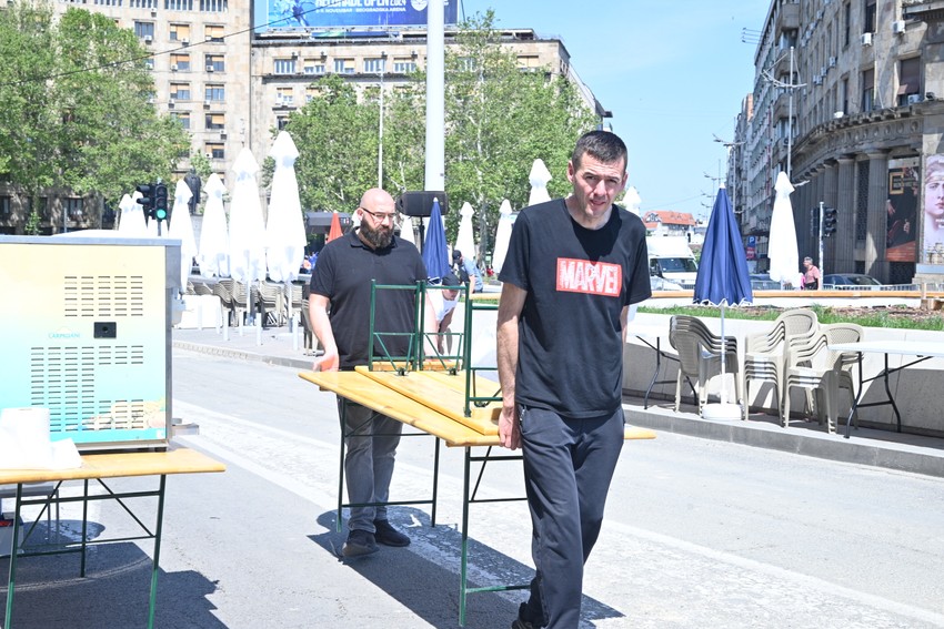 Pripremaju se štandovi sa hranom kod Trga Nikole Pašića