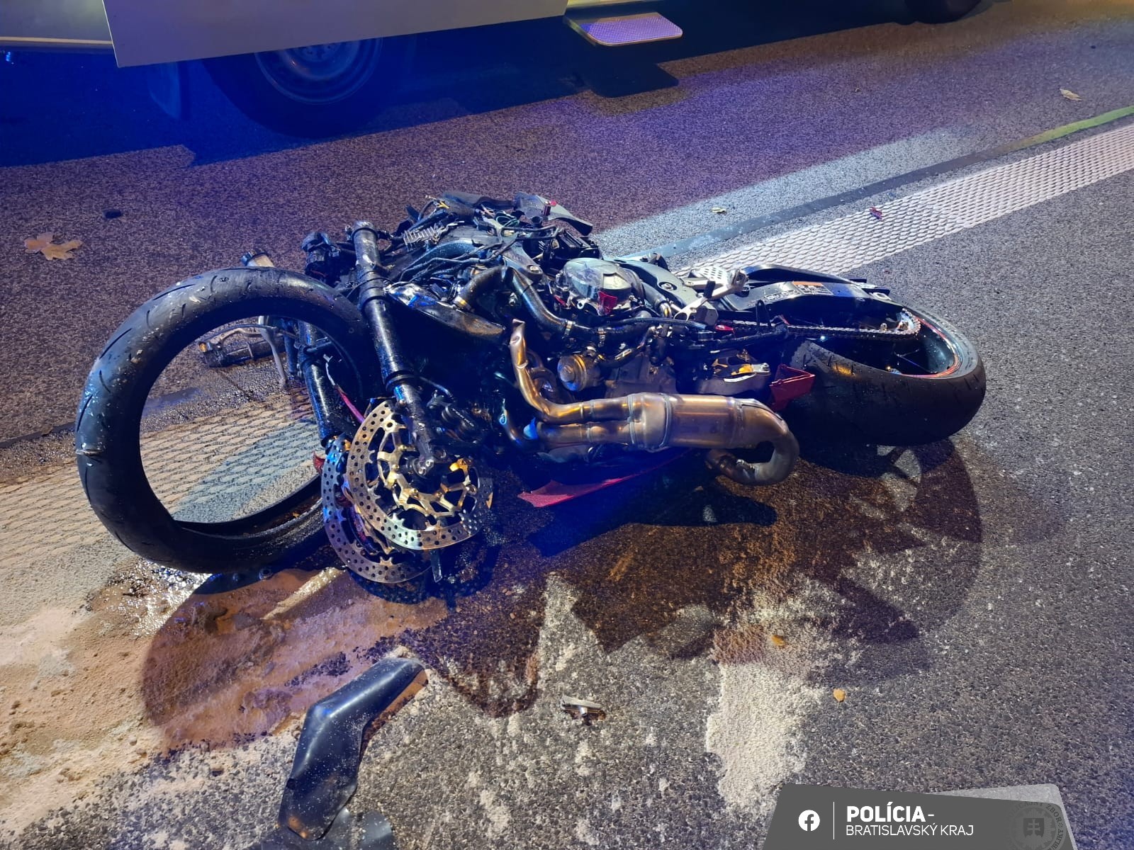 Vodič motocykla v pravotočivej zákrute dostal šmyk s následným pádom a prejdením do protismeru.