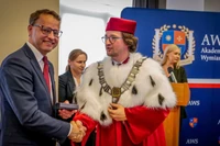 Rektor, co chciał golić głowy, odwołany. To były współpracownik Romanowskiego
