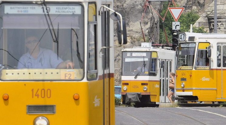 Aláírták a szakszervezetek a bérmegállapodást a BKV-val, az utóbbi évek legnagyobb mértékű bérfejlesztése valósul meg a társaságnál. Fotó:MTI/Máthé Zoltán