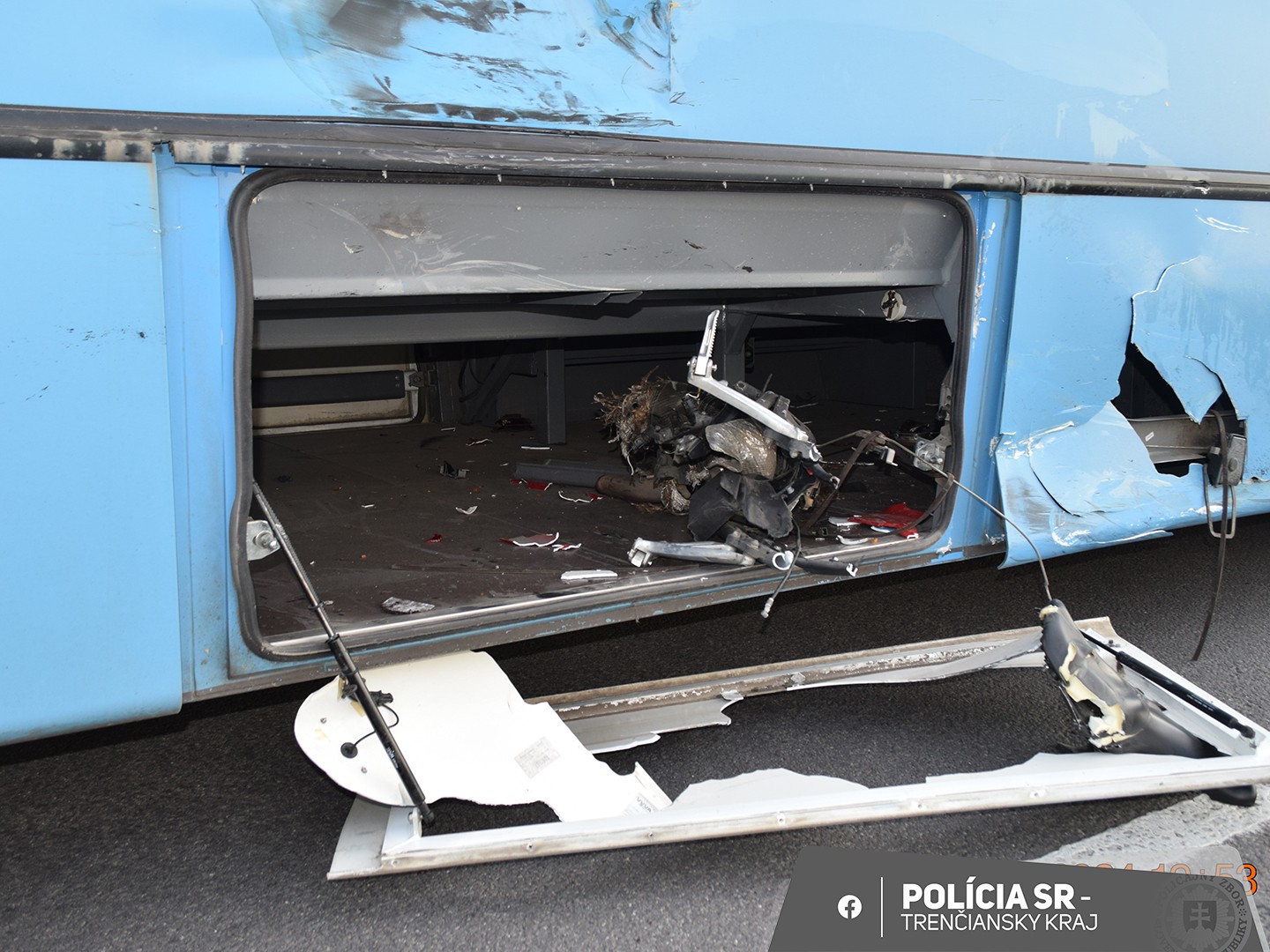Náraz do autobusu pri Brezolupoch neprežil 52-ročný motorkár.