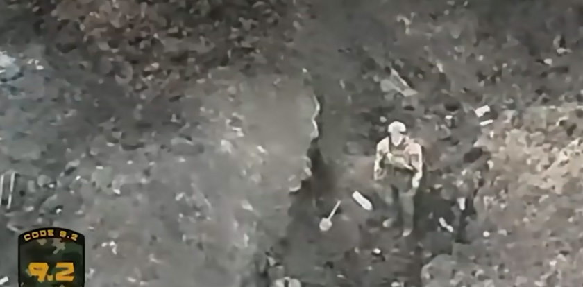 Rosyjski żołnierz: "Oddałem się do niewoli, kiedy moi towarzysze popełnili samobójstwo". Wszystko nagrał dron
