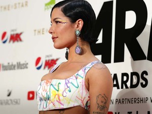 Halsey izmos hasa is elképesztő, de nézd meg ezt a ruhát
