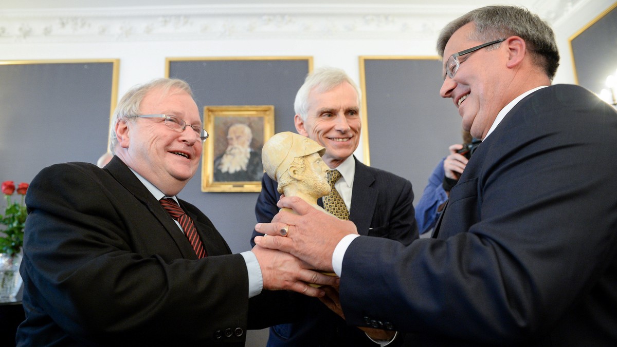 Były prezydent Bronisław Komorowski otrzymał w Warszawie nagrodę "Peryklesa". Nagrodą tą, ustanowioną w 20. rocznicę powołania rządu Tadeusza Mazowieckiego, honorowani są współtwórcy odrodzenia wolności i demokracji w Polsce.