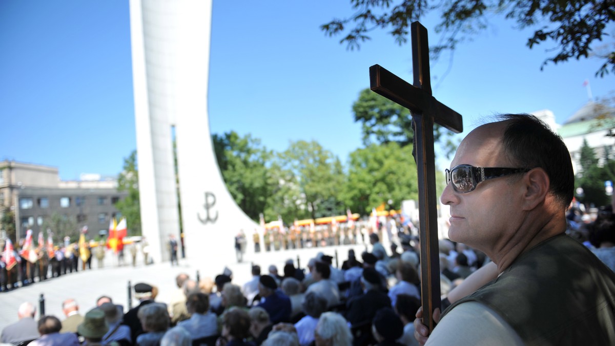 Mimo warty honorowej pełnionej przez żołnierzy na Kopcu Powstania Warszawskiego ktoś w nocy ukradł agregat prądotwórczy, który pozwalał oświetlać kotwicę, symbol Polski Walczącej - informuje RMF FM.