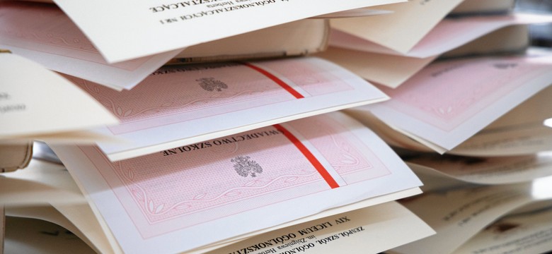 Część uczniów dostała nieważne świadectwa szkolne. MEN wydało pilny komunikat