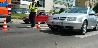 Pijak wpadł pod auto. Butelka wódki ocalała! WIDEO