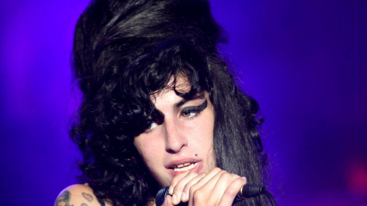 Pogrążony w żałobie po stracie córki Mitch Winehouse nie mógł powstrzymać łez dowiedziawszy się, że ekspertyza toksykologiczna nie wykazała obecności narkotyków w organizmie piosenkarki. Sześćdziesięciolatek oświadczył, że czuje się usatysfakcjonowany mogąc "wyjaśnić sprawy do końca".