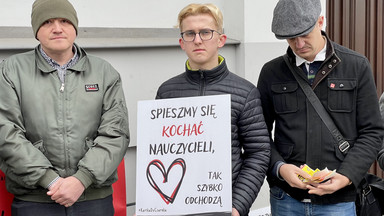 Czerwona kartka dla Przemysława Czarnka. Protest przed kuratorium w Lublinie