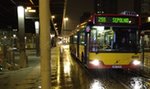 Wlókł pasażerkę za autobusem