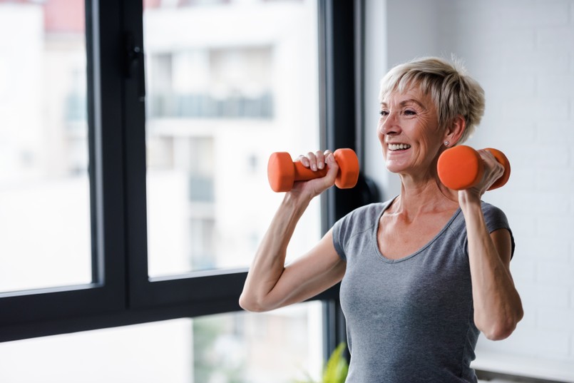 Senior seniorka trening ćwiczenia trening oporowy zdrowie fitness Portrait,Of,Senior,Woman,Lifting,Dumbbells