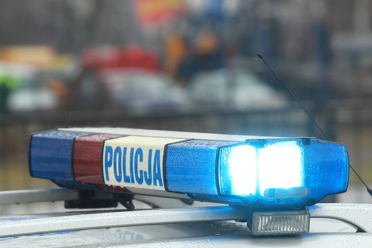 Policja znalazła w domu ciało kobiety z obrażeniami głowy. Ranny mąż trafił do szpitala