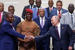 Władimir Putin z uczestnikami szczytu Rosja-Afryka w Petersburgu. W mundurze tymczasowy przywódca Burkina Faso Ibrahim Traore