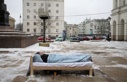 Leży w łóżku w centrum Warszawy. Zwraca uwagę na poważny problem