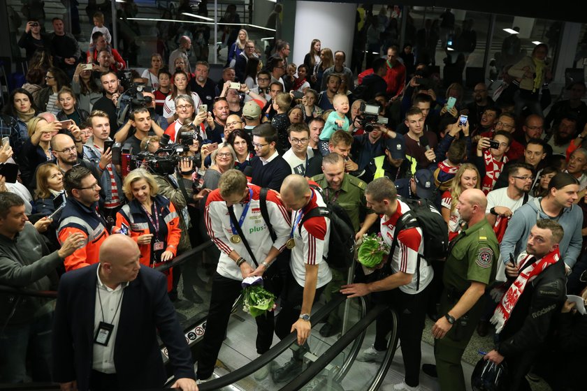 Łzy, wzruszenie, duma! Tak kibice witali siatkarskich mistrzów świata