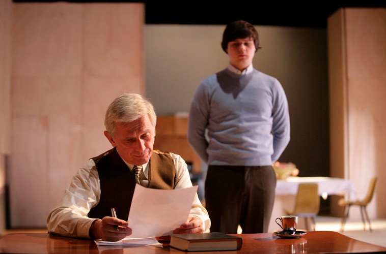 Spektakl jest świetnie grany. W dodatku w siedmioosobowym zespole wykonawców uwagę zwraca się przede wszystkim na gościnnie występujących w TR Warszawa Jana Englerta i Jadwigę Jankowską-Cieślak