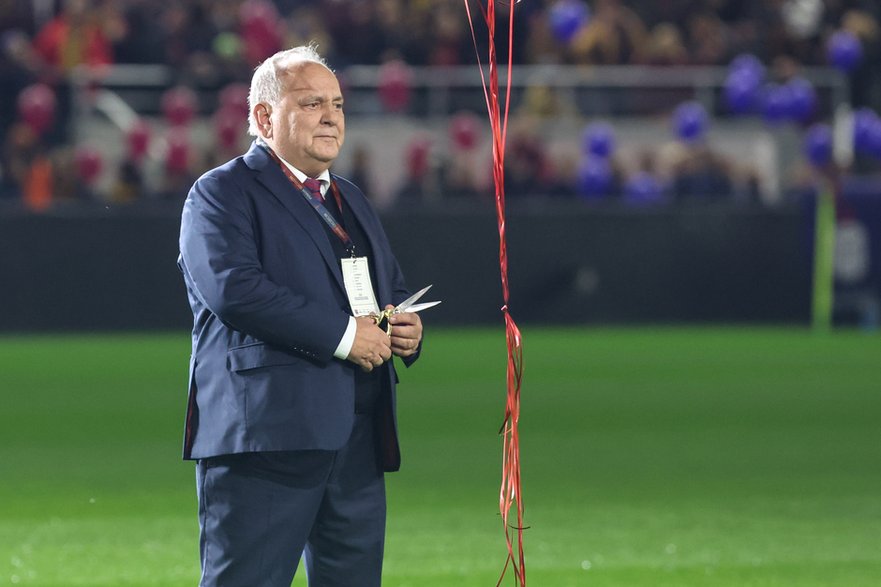 Prezes Jarosław Mroczek na otwarciu stadionu.