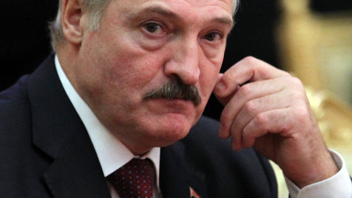 Prezydent Białorusi Alaksandr Łukaszenka zaproponował wprowadzenie opłaty od osób fizycznych za wyjazd za granicę na zakupy. Jego zdaniem może to powstrzymać rodaków przed robieniem zakupów w UE, gdzie wiele towarów jest tańszych.