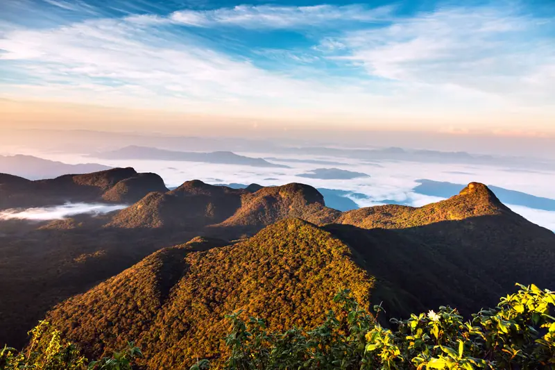 Wschód słońca nad szczytem Adam&#39;s Peak