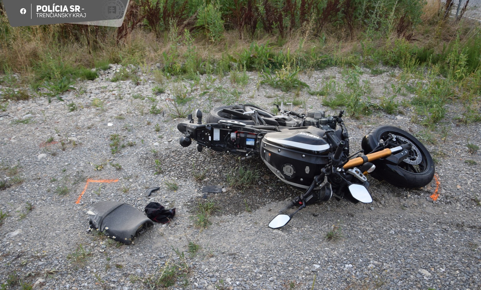 Po zrážke auta s motocyklom odtrhlo na automobile koleso.