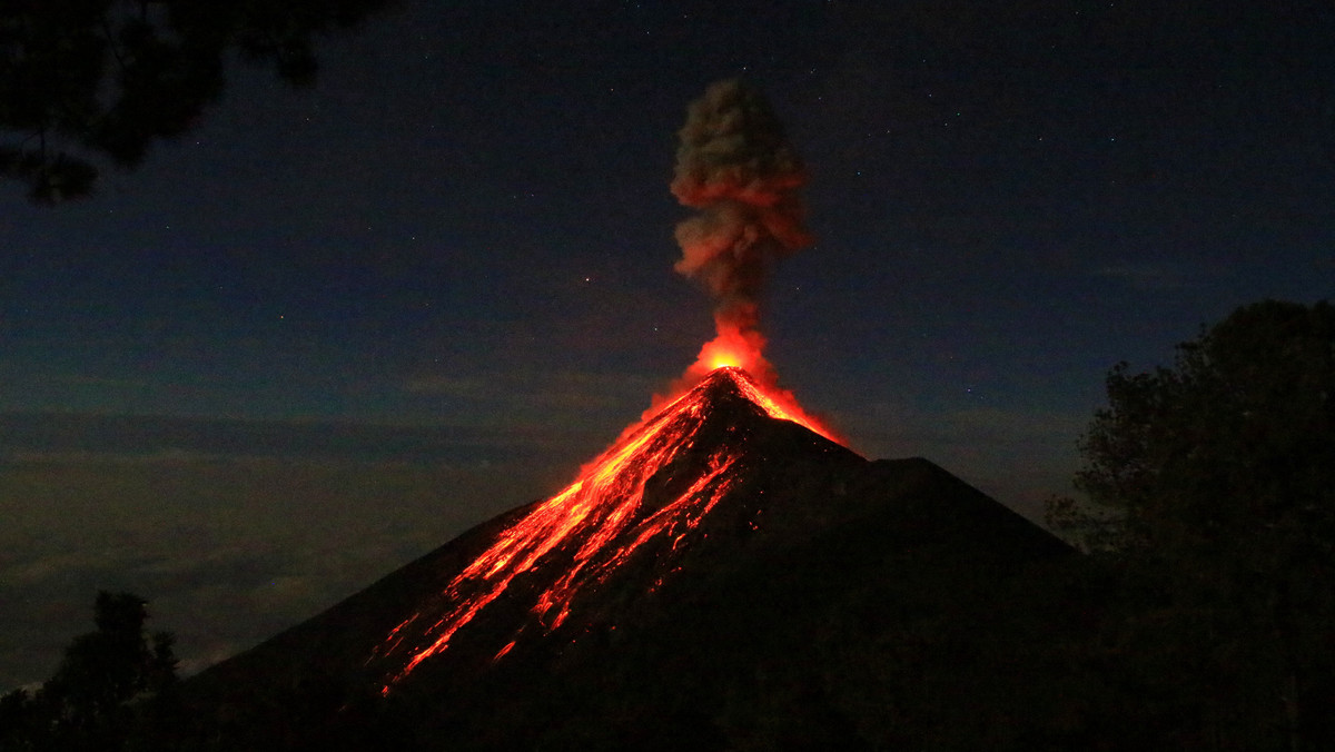 Liczba ofiar śmiertelnych wybuchu wulkanu Fuego, około 50 km od stolicy Gwatemali, wzrosła do co najmniej 62. Zwłoki tylu ludzi odnaleziono do tej pory - podał w poniedziałek szef Gwatemalskiego Instytutu Medycyny Sądowej.