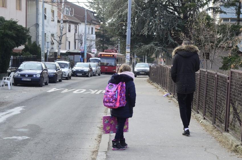 Mnoga deca sama idu iz škole