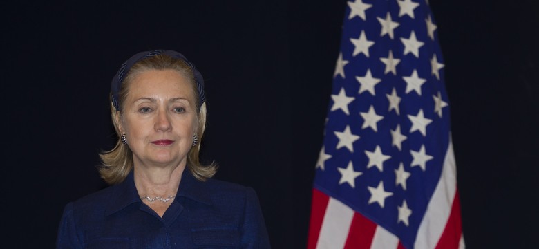 Hillary Clinton jak Bush... zaatakowana butem. "To był nietoperz?". WIDEO