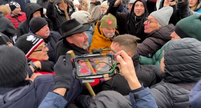 Przepychanki na miesięcznicy. Doszło do rękoczynów podczas składania wieńca