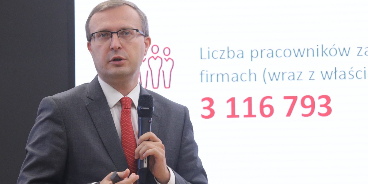 Szef PFR Paweł Borys podkreślił, że finanse publiczne "są w pełni pod kontrolą". Zgodził się, że wzrosło zadłużenie sektora finansów publicznych, ale dzięki temu "nastąpiła stabilizacja sektora przedsiębiorstw. 