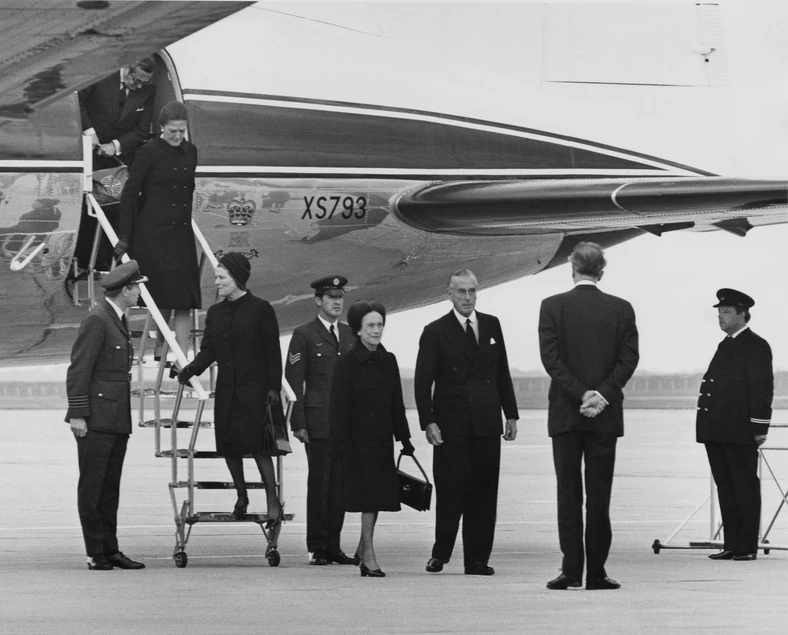 Wallis Simpson na płycie lotniska w drodze na pogrzeb Edwarda VIII
