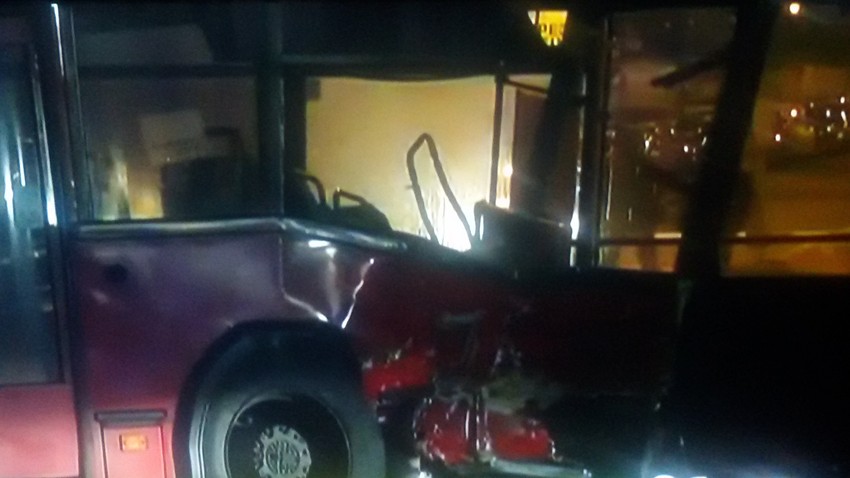 Poginule dve osobe kada se džip zakucao u autobus