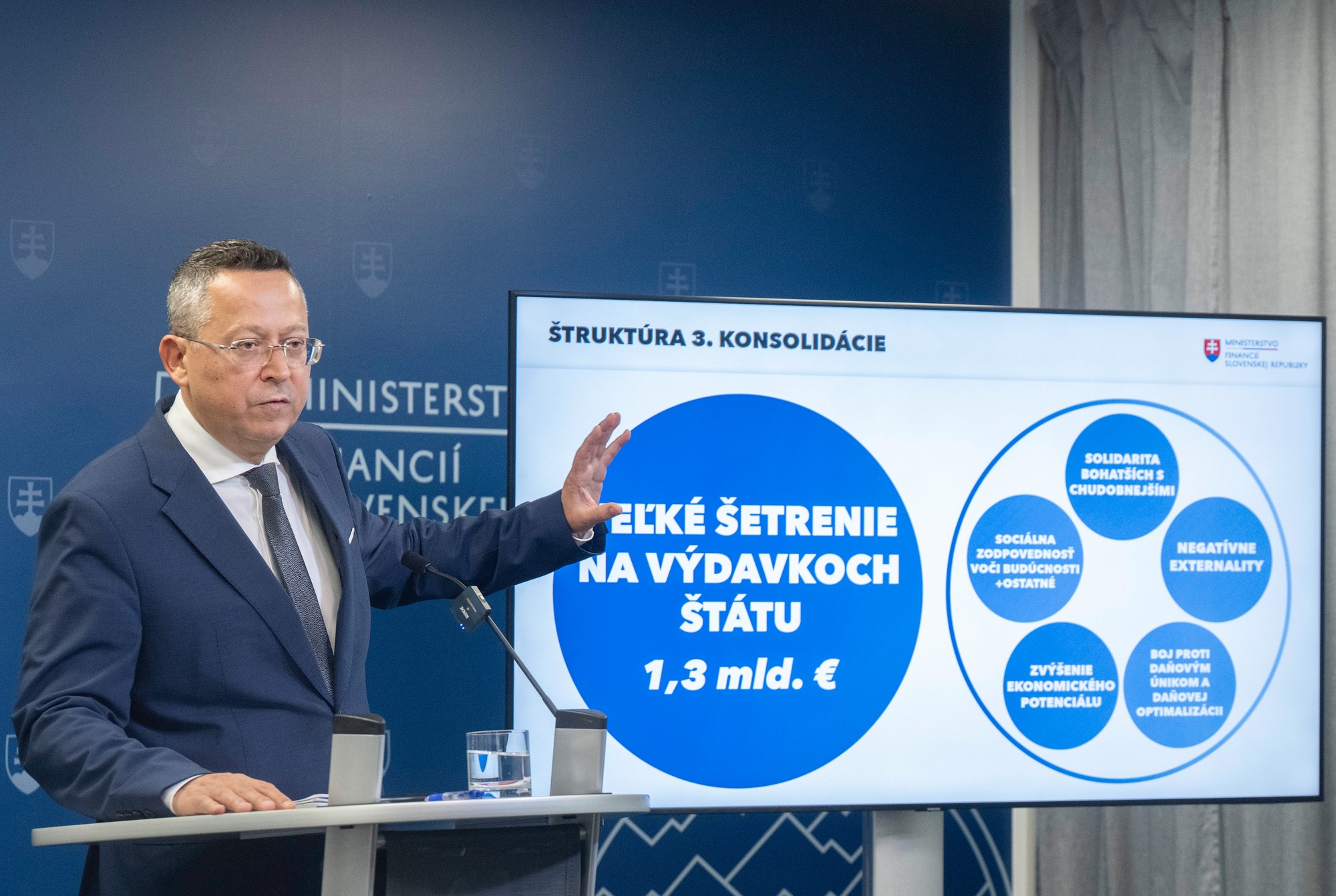 Minister financií SR Ladislav Kamenický predstavil konsolidačné opatrenia na rok 2026.