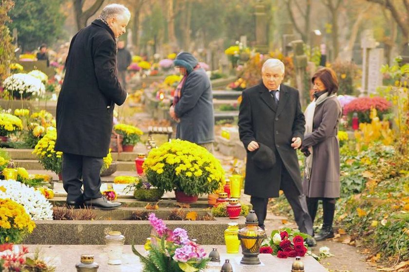 Prezydent Kaczyński na grobie ojca