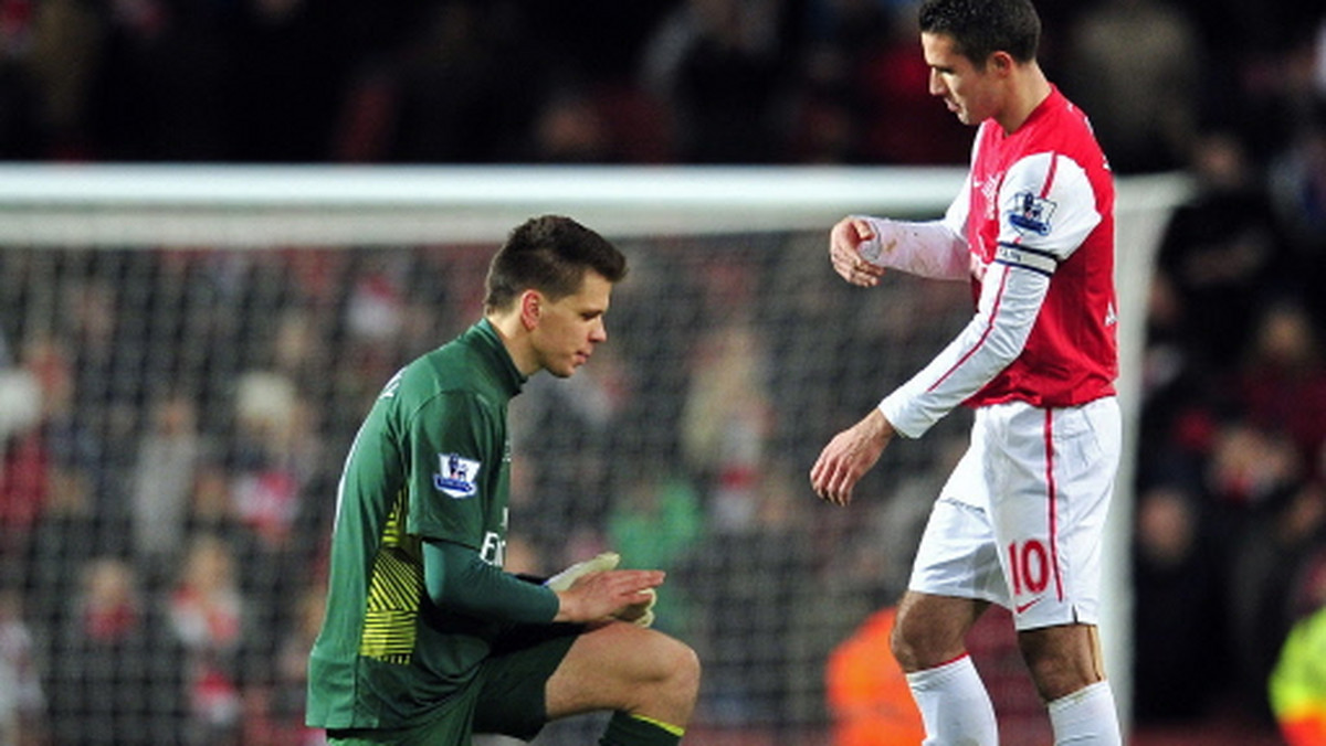 Polski bramkarz Arsenalu Londyn, Wojciech Szczęsny, stwierdził, że mimo ofert innych klubów kapitan stołecznej drużyny Robin Van Persie pozostanie na Emirates Stadium.