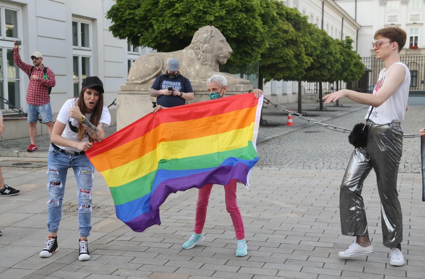 "Tęczowe disco" przed Pałacem Prezydenckim