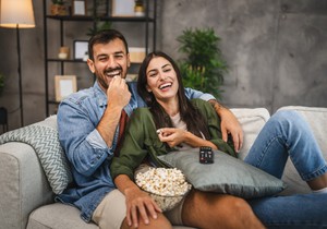  Kako sedite sa partnerom u dnevnoj sobi? 7 položaja koji otkrivaju mnogo o vašoj vezi / ILUSTRACIJA