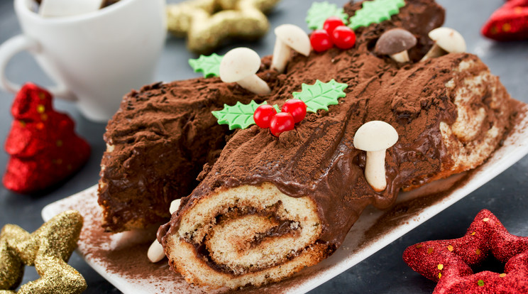 Gombás díszt is szoktak tenni a fatörzs tortára/Fotó: Shutterstock