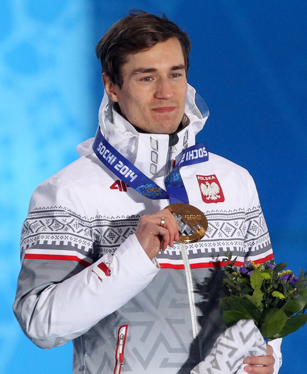 Kamil Stoch ze złotym medalem na podium podczas ceremonii dekoracji medalistów
