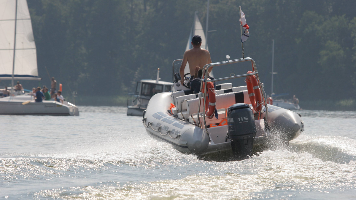 Na podsuwalskim jeziorze Krzywym i jego odnogach obowiązuje zakaz pływania motorówkami - informuje Radio Białystok.