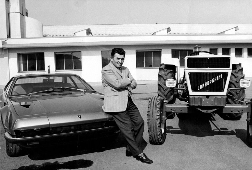 Ferruccio Lamborghini przy produkowanych przez siebie Lamborghini Jarama (1970-1978) i traktorze