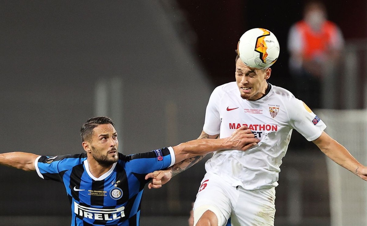 epa08617186 Danilo D'Ambrosio (L) of Inter in action against Lucas Ocampos (R) of Sevilla during the UEFA Europa League final match between Sevilla FC and Inter Milan in Cologne, Germany, 21 August 2020. EPA/Wolfgang Rattay / POOL Dostawca: PAP/EPA.
