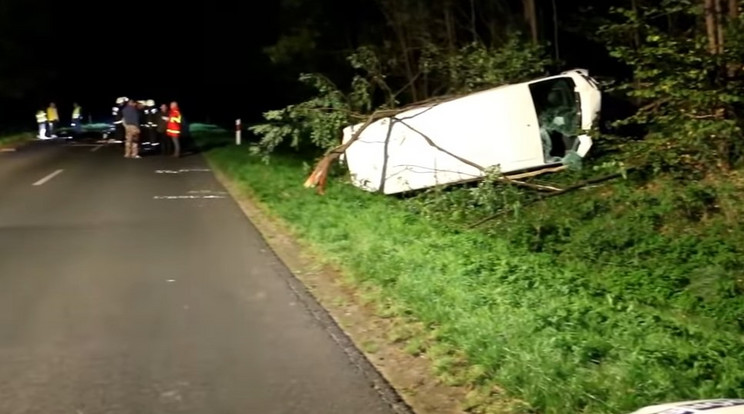 A furgon vezetője nem vette észre a kivilágítatlan szekeret /Fotó: police.hu