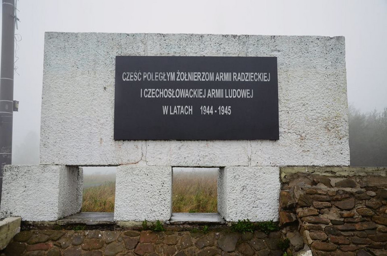 Pamiątkowa tablica na wzgórzu 534 w Teodorówce 
