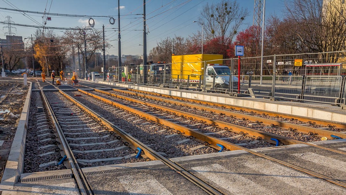 Stołeczni kierowcy odetchną z ulgą. W niedzielę, 29 listopada, otwarty zostanie ostatni przebudowywany fragment ul. Wołoskiej, od ul. Woronicza do Konstruktorskiej. Tym samym zniknie ostatecznie "wąskie gardło" na tej ważnej arterii Mokotowa. To oznacza również duże zmiany w komunikacji miejskiej.