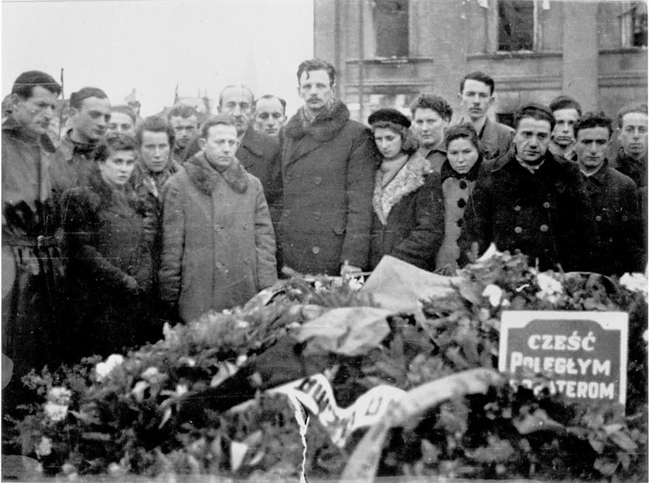 W Warszawie na ulicy Gęsiej (dziś Anielewicza) w II rocznicę wybuchu powstania w getcie usypano symboliczny grób z popiołów z terenu getta i przymocowano tabliczkę „W hołdzie poległym bohaterom getta”. Antek Cukierman (pośrodku) wygłosił tam przemówienie w imieniu Żydowskiej Organizacji Bojowej, 19 kwietnia 1945 r.