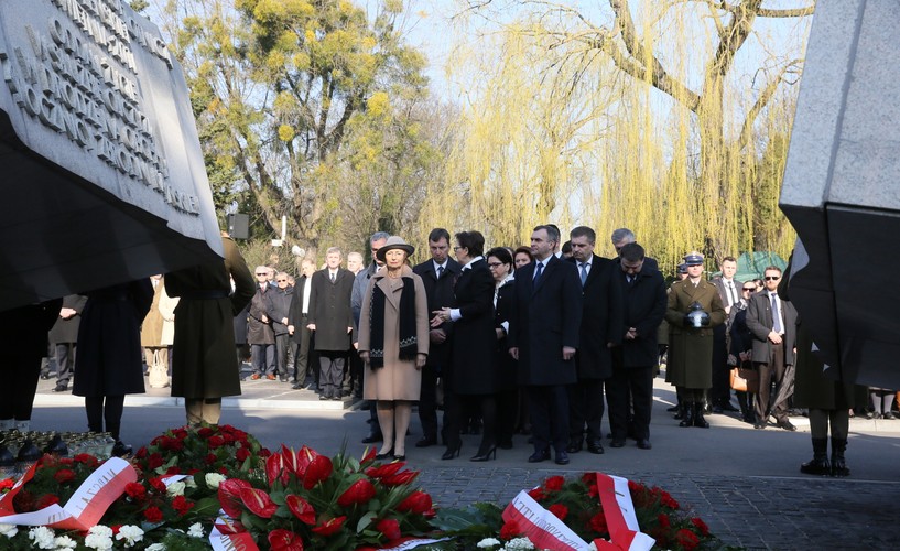 Premier Ewa Kopacz z ministrami, podczas uroczystości przy pomniku upamiętniającym ofiary katastrofy smoleńskiej, na Cmentarzu Wojskowym na warszawskich Powązkach, 10 bm. w 5. rocznicę katastrofy