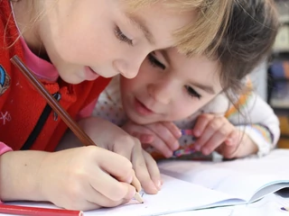 Przeciętne wydatki na sprawunki związane z powrotem do szkoły dla każdego dziecka wyniosą ponad 1,1 tys. zł