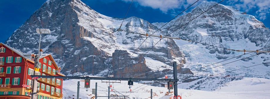 Grindelwald – kursująca od 1912 roku kolejka wspina się na najwyżej położoną stację w Europie na przełęczy Jungfraujoch (3454 m n.p.m.), pokonując po drodze 1393 m różnicy poziomów. 